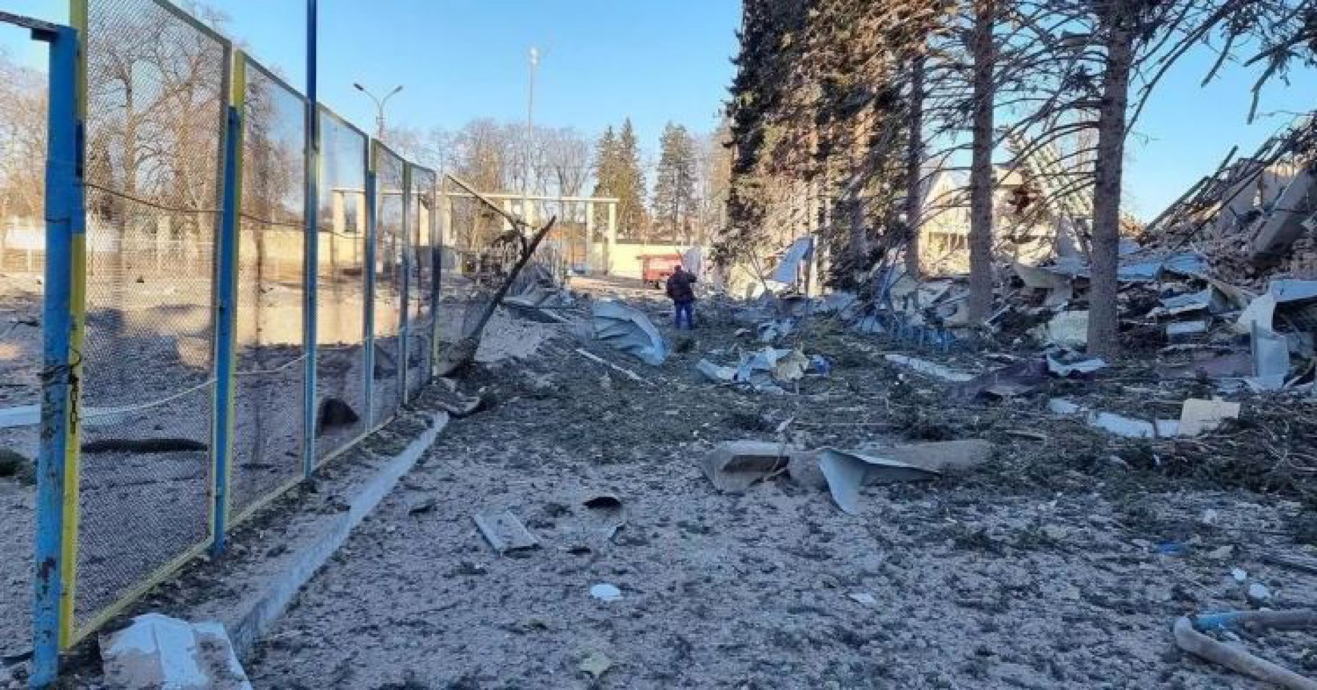 Estádio do FC Desna, clube da cidade de Chernihiv, no norte da Ucrânia, destruído por bombas russas  - Divulgação/ Federação Ucraniana de Futebol