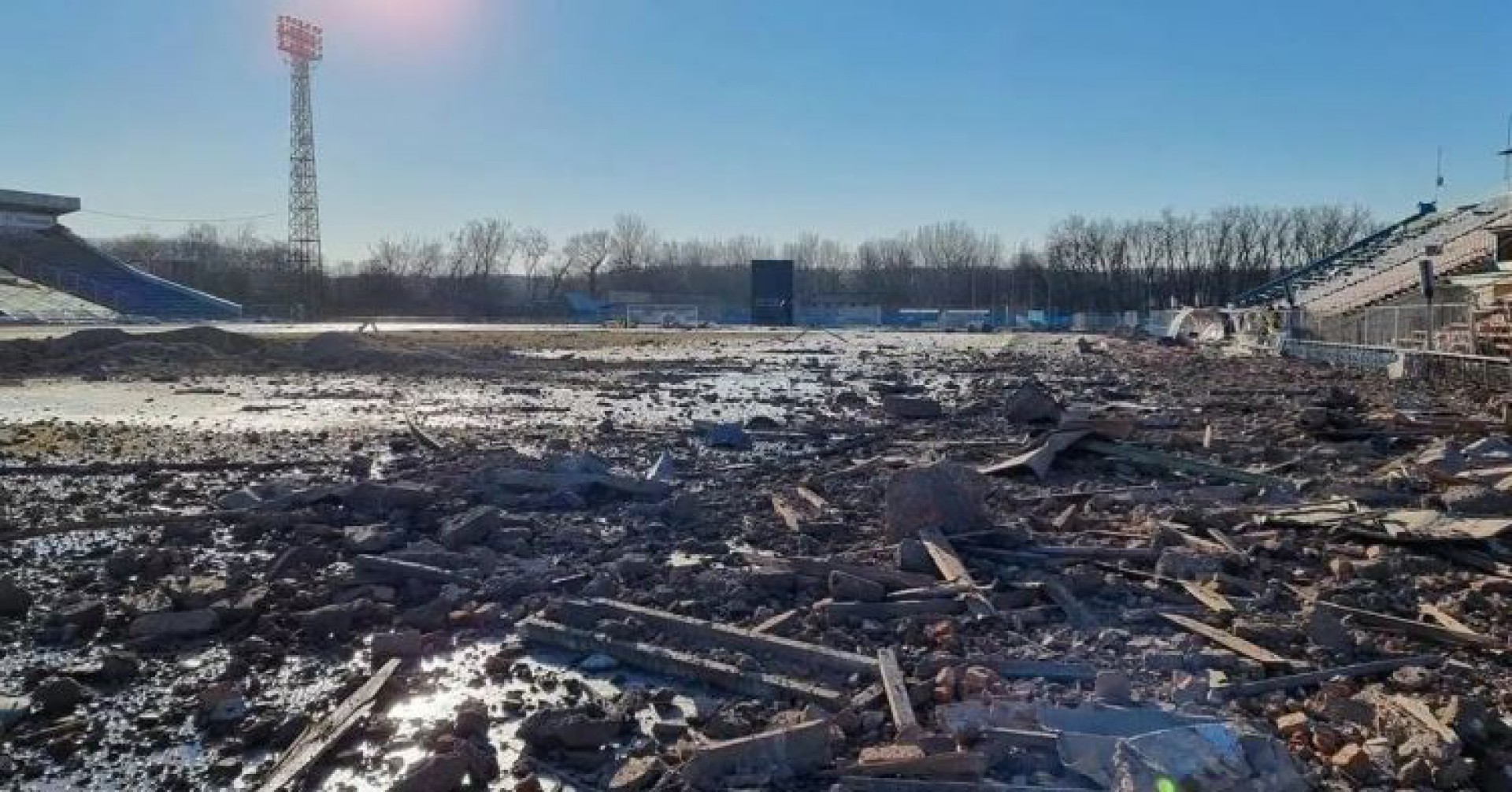 Estádio do FC Desna, clube da cidade de Chernihiv, no norte da Ucrânia, destruído por bombas russas  - Divulgação/ Federação Ucraniana de Futebol