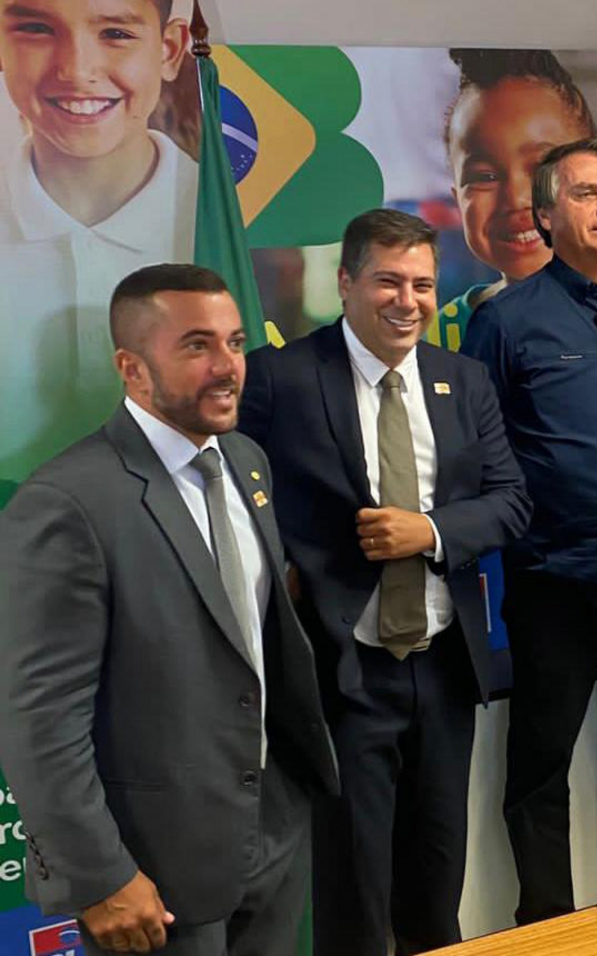 Bolsonraro e os deputados Dr Serginho, Soraya Santos e Carlos Jordy