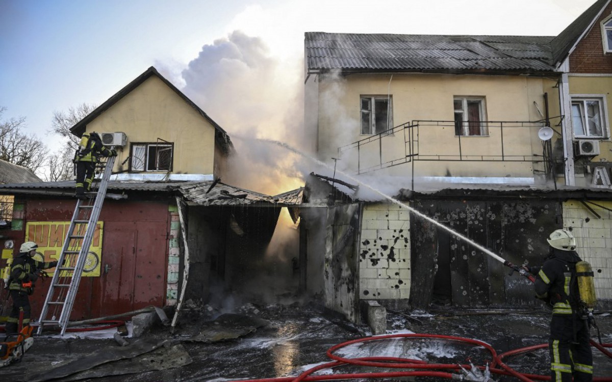 Bombeiros extinguem um inc&ecirc;ndio em uma casa em Kiev, na Ucr&acirc;nia, ap&oacute;s bombardeio no 17&ordm; dia da invas&atilde;o russa no pa&iacute;s 