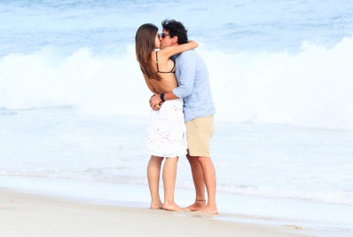 Ô calor! Bruno de Luca e a noiva trocam beijinhos em praia da Zona Oeste do Rio