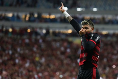 Gabigol pode pegar seis jogos de suspensão por comemorar gol na frente da torcida do Vasco; atacante do Flamengo ironiza
