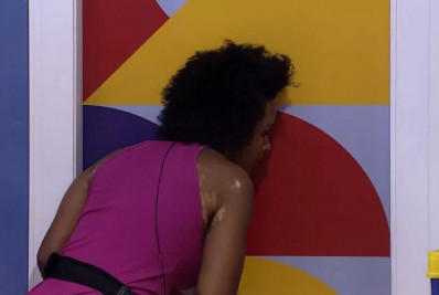 'BBB 22': Atrás da porta, Natália escuta conversa de Paulo André e Arthur Aguiar