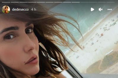 De biquíni, Deborah Secco renova o bronzeado na varanda de seu apartamento