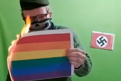Homem preso após ter publicado manifestações nazistas na internet é indiciado por terrorismo