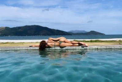 Beleza de milhões! Rafa Kalimann exibe o bumbum na nuca em cenário paradisíaco