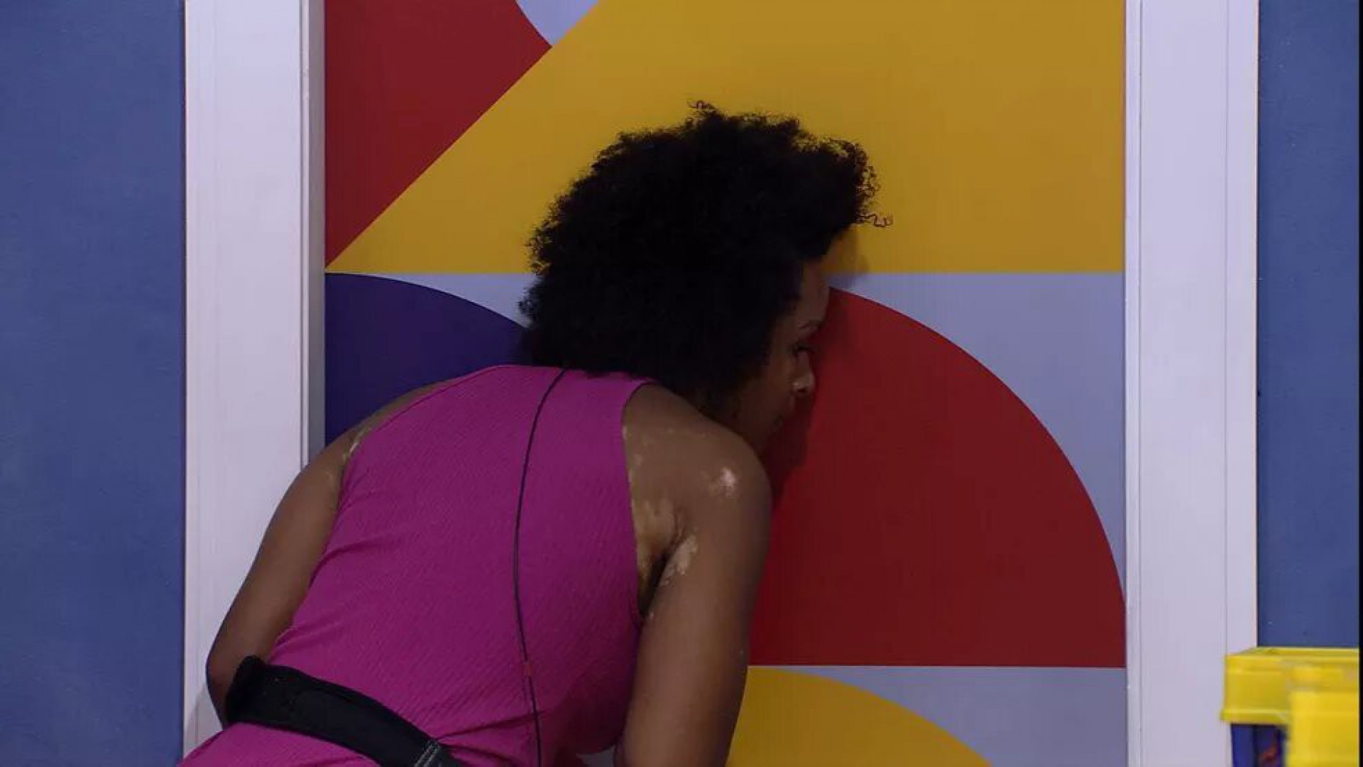 Natália ouve conversa de PA e Arthur Aguiar atrás da porta - Reprodução Internet