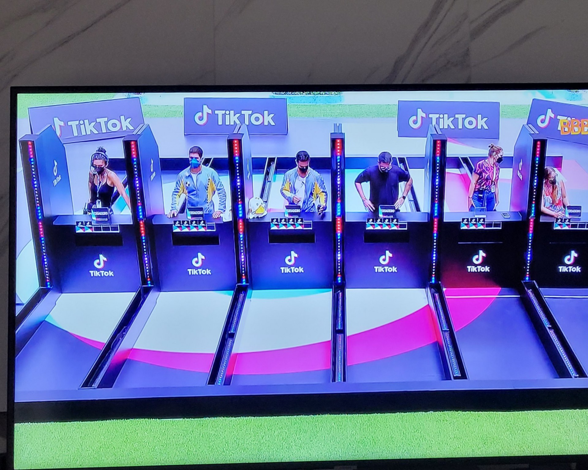 Dummies aparecem sem máscara - reprodução da TV Globo