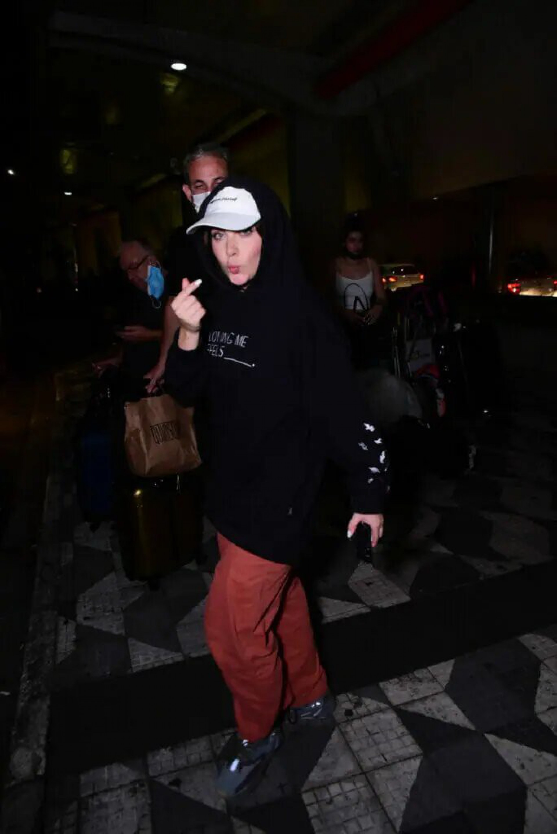 Jade Picon desembarca com cabeça coberta em aeroporto de São Paulo - Reprodução Internet