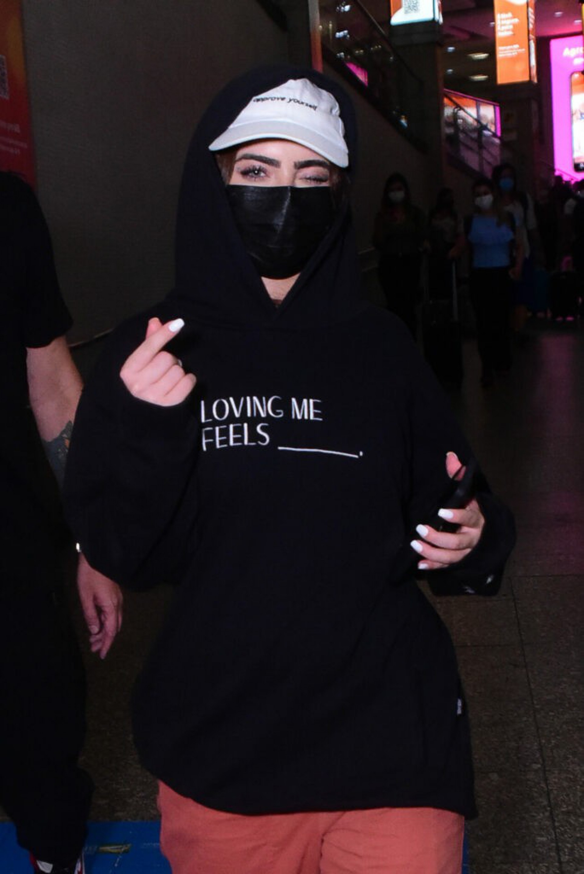 Jade Picon desembarca com cabeça coberta em aeroporto de São Paulo - Reprodução Internet