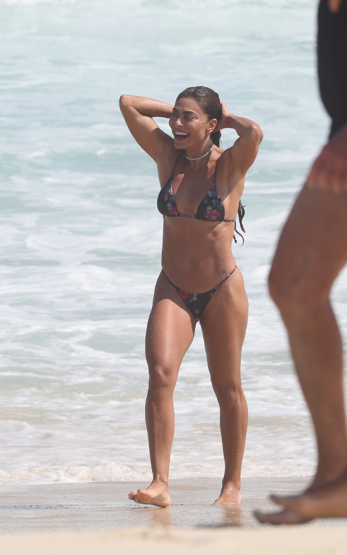 Juliana Paes curte dia de sol em praia da Barra da Tijuca