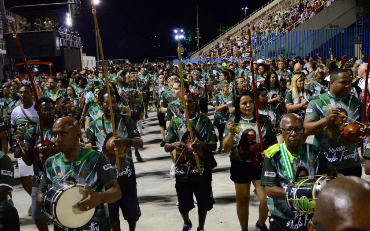P&uacute;blico foi ao Samb&oacute;dromo para assistir ensaio do Imp&eacute;rio Serrano