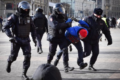 Rússia prende mais de 800 manifestantes em protesto contra conflito na Ucrânia