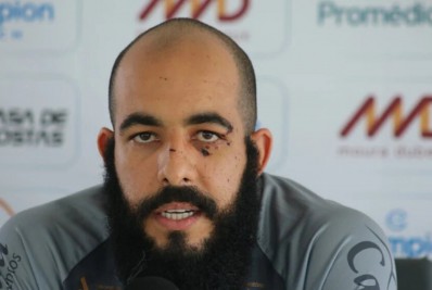 Goleiro de clube da Série B recorda ataque a ônibus e ressalta: 'Tenho que agradecer muito por estar vivo'