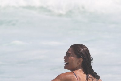 Que sereia! De biquíni, Juliana Paes esbanja boa forma em praia da Zona Oeste do Rio