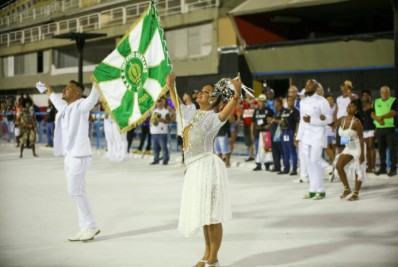 Favorito, Império Serrano empolga com bateria e comissão de frente