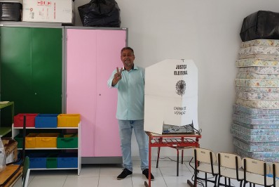 Vaninho (PSC) vota no bairro Vila Maia