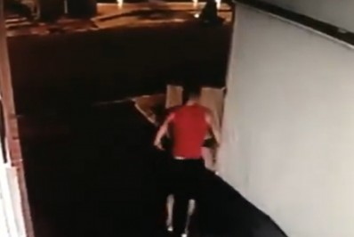 Vídeo: ex-BBB divulga imagens em que mostra ação de bandido ao saquear sua casa