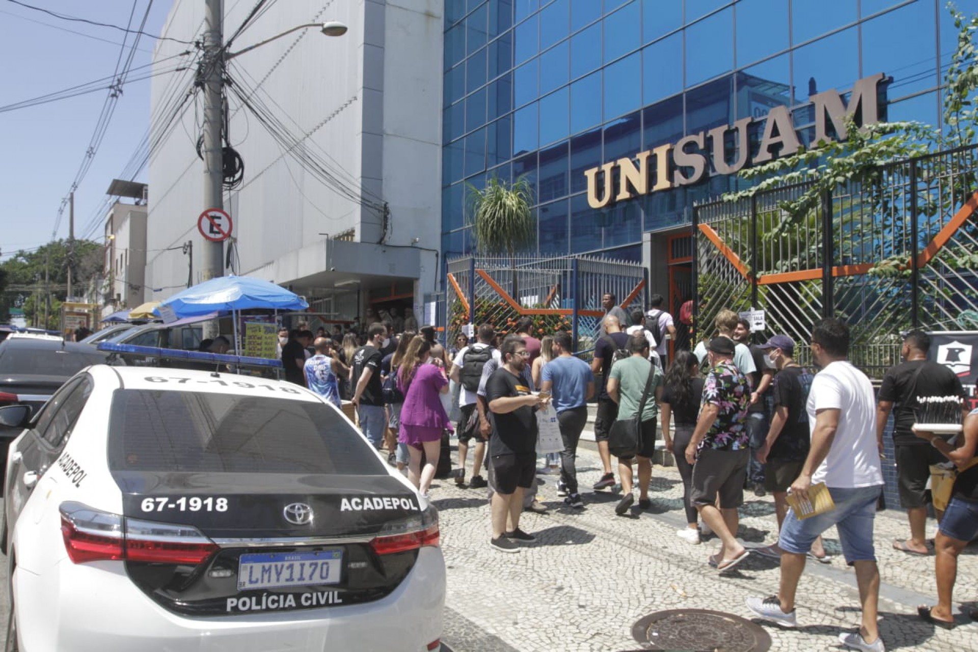 Candidatos do concurso para delegado da Polícia Civil aguardam na fila para realização da prova - Marcos Porto / Agência O Dia