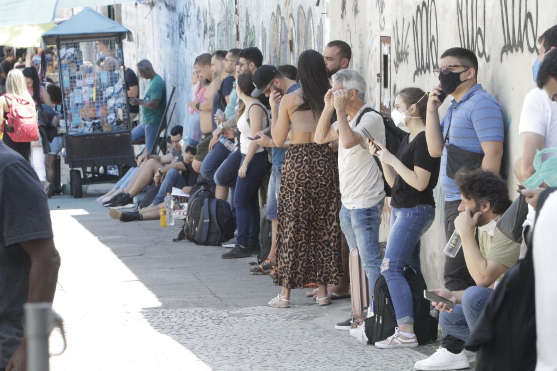 Candidatos do concurso para delegado da Polícia Civil aguardam na fila para realização da prova - Marcos Porto / Agência O Dia