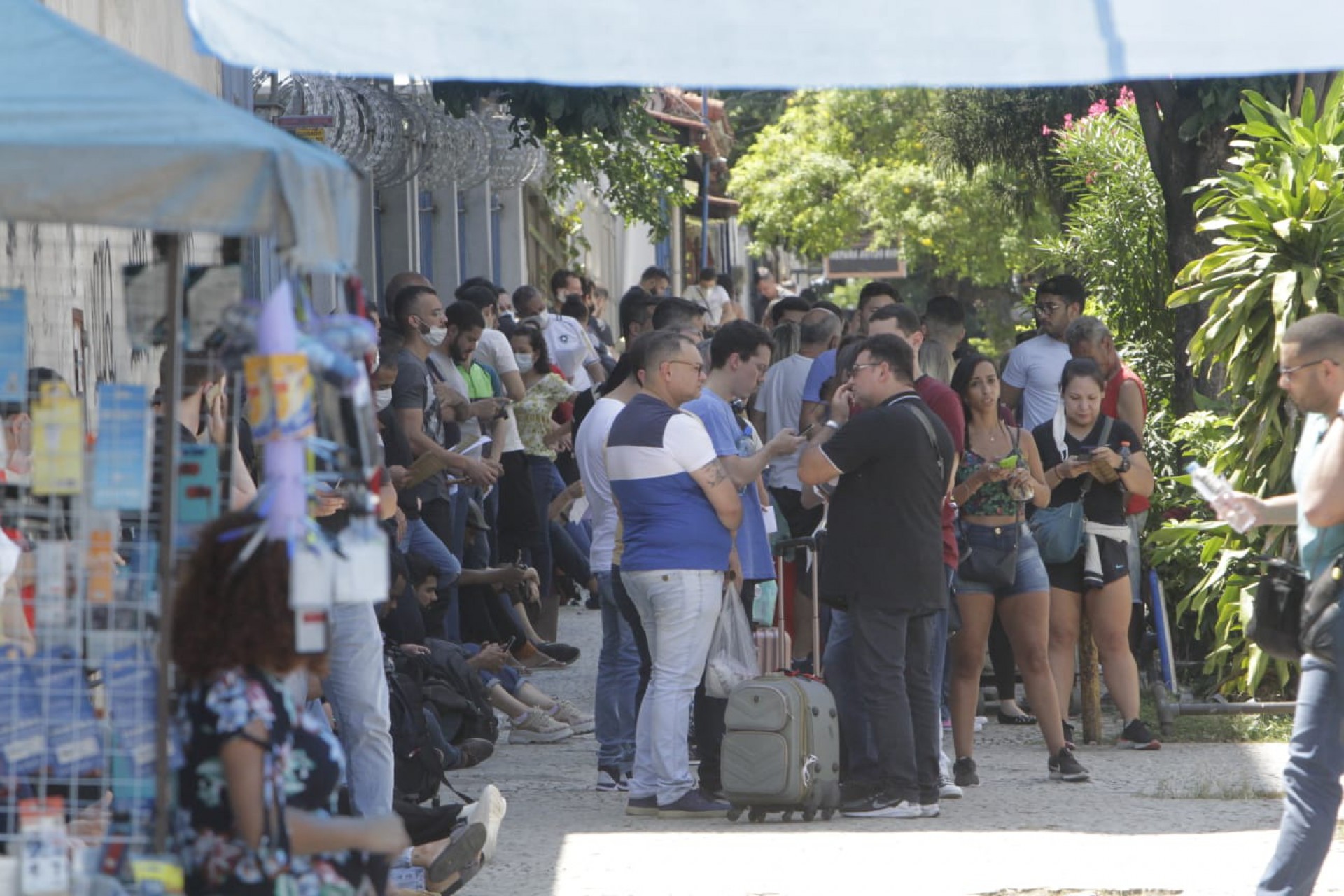 Candidatos do concurso para delegado da Polícia Civil aguardam na fila para realização da prova - Marcos Porto / Agência O Dia