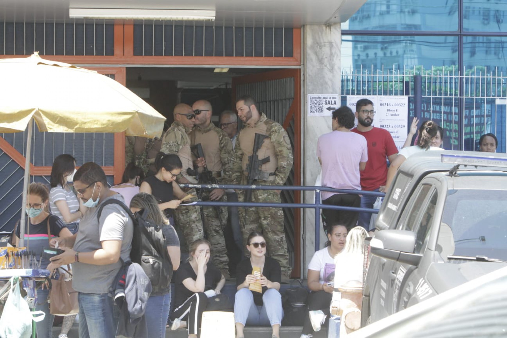 Candidatos do concurso para delegado da Polícia Civil aguardam na fila para realização da prova - Marcos Porto / Agência O Dia