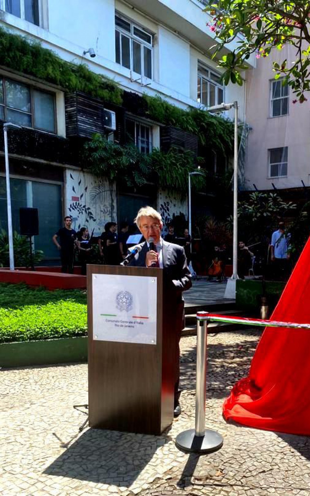 C&ocirc;nsul Paolo Miraglia del Giudice inaugura busto da Imperatriz Teresa Cristina no Rio de Janeiro