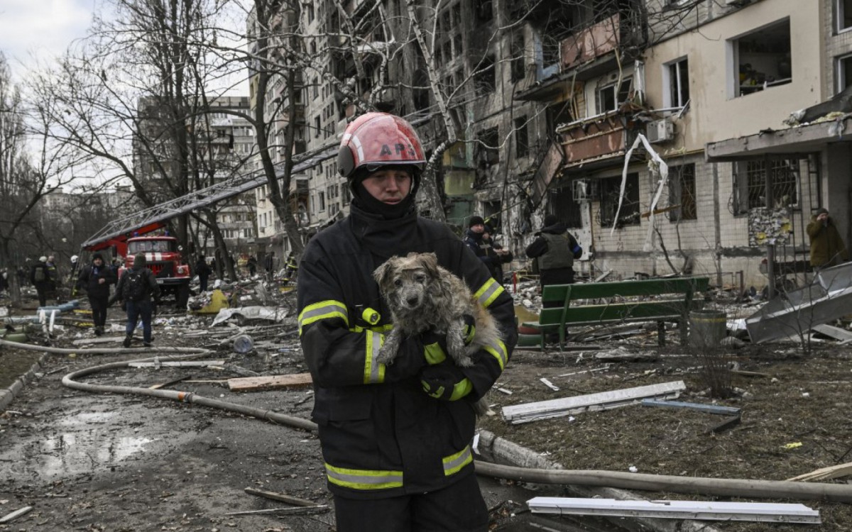 Durante a madrugada desta segunda, um edifício de oito andares do bairro de Obolon, na Zona Norte de Kiev