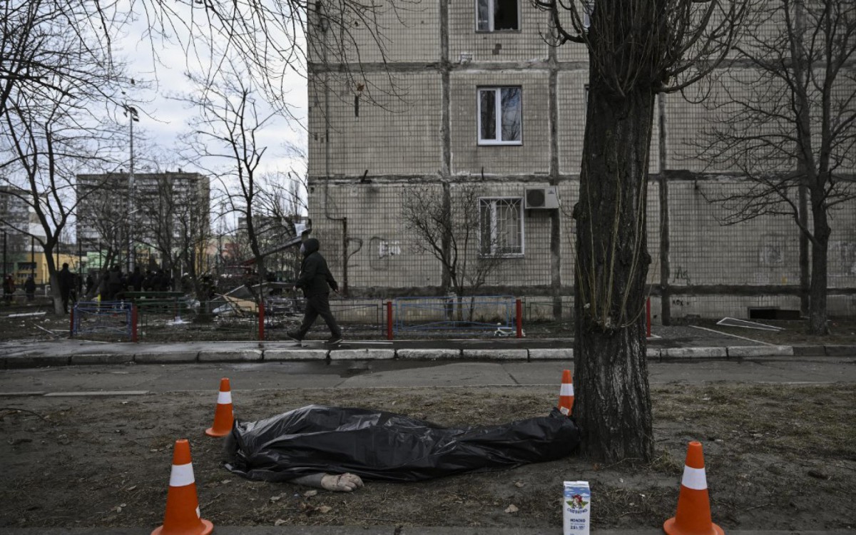 Durante a madrugada desta segunda, um edifício de oito andares do bairro de Obolon, na Zona Norte de Kiev