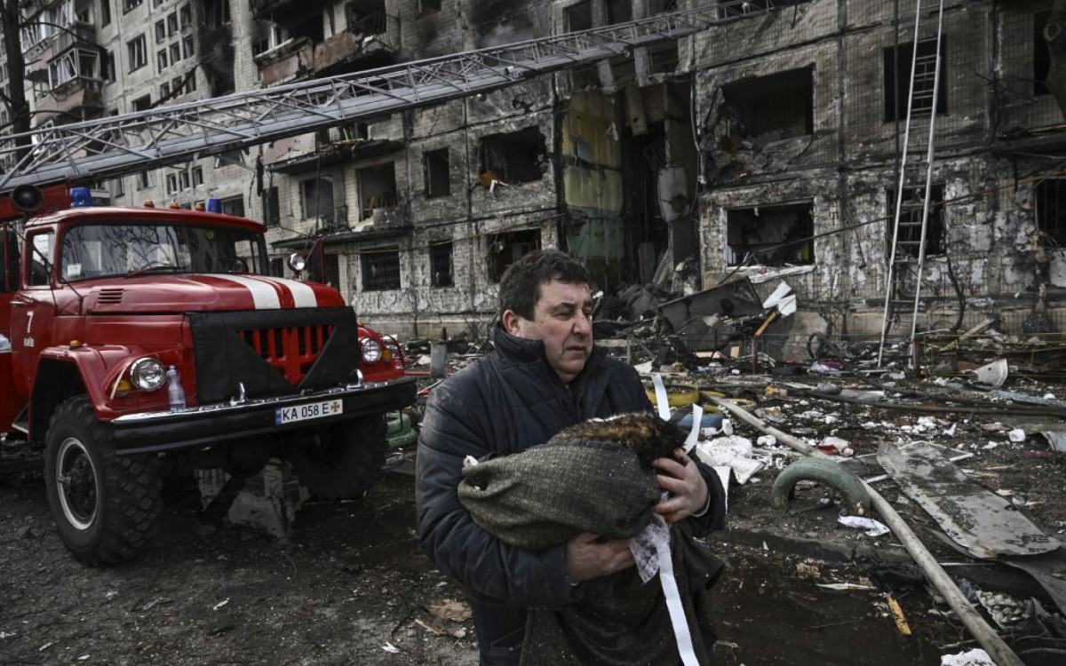 Durante a madrugada desta segunda, um edifício de oito andares do bairro de Obolon, na Zona Norte de Kiev