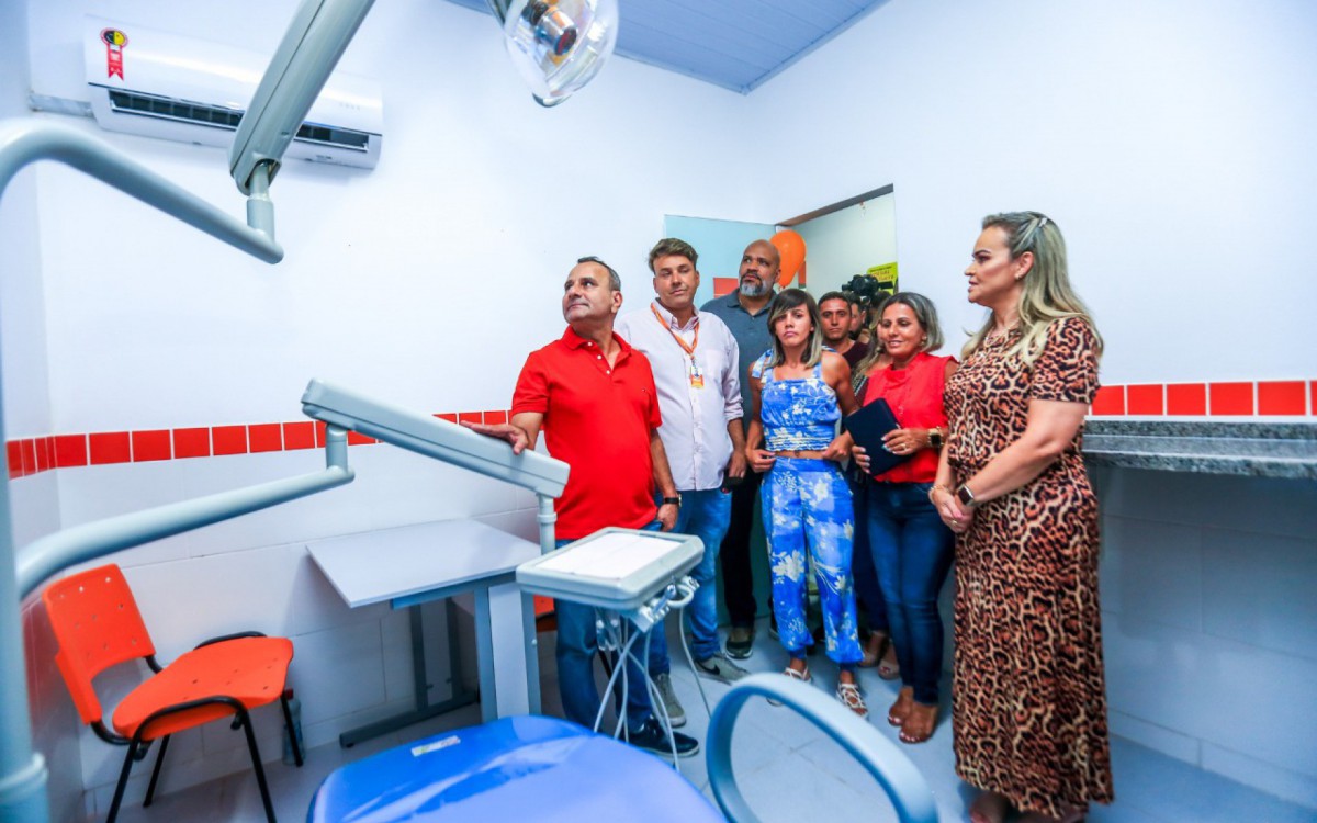 Waguinho, Christian Vieira, Marcelo Canella, Daniela do Waguinho e familiares de Z&eacute; do Trenzinho visitam uma sala da USF