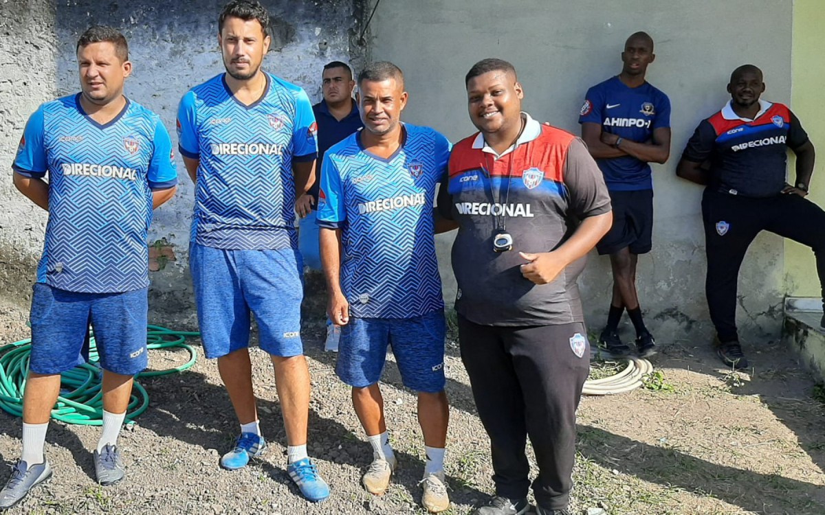 O t&eacute;cnico Diego Brand&atilde;o (o segundo da esquerda para direita) gostou do n&iacute;vel dos atletas que est&atilde;o sendo avaliados