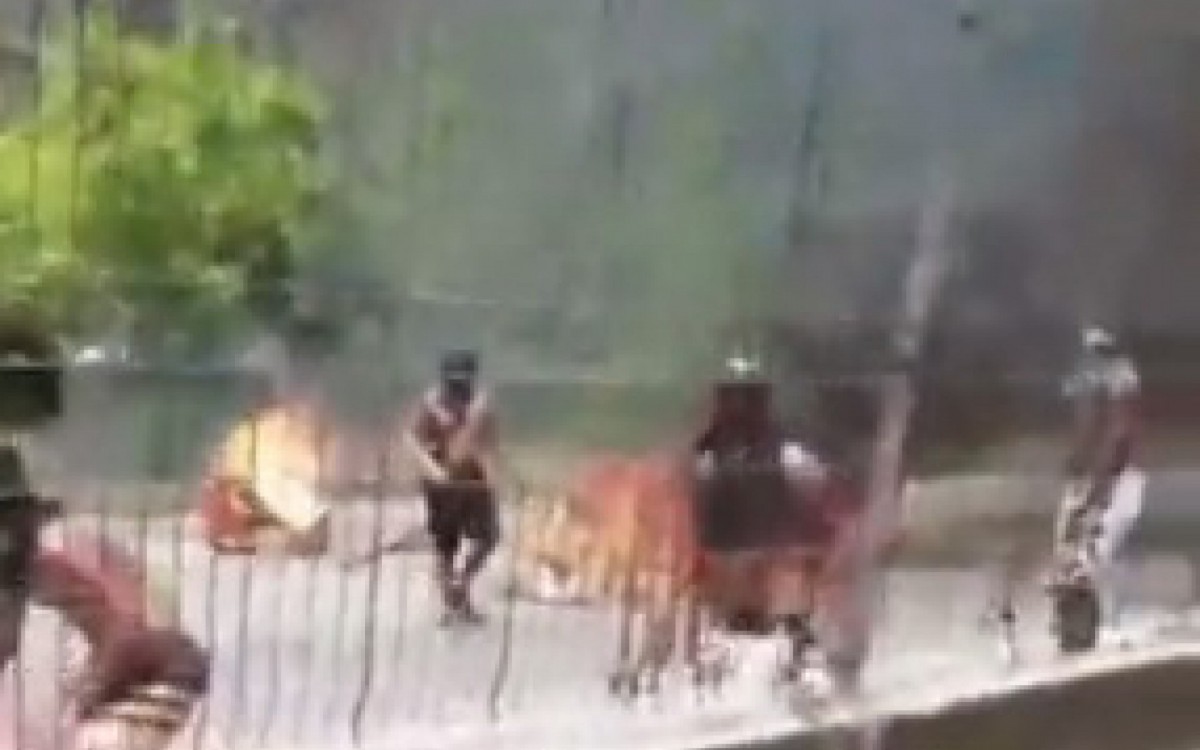 Homens com os rostos cobertos atiraram caixas e pedras na via