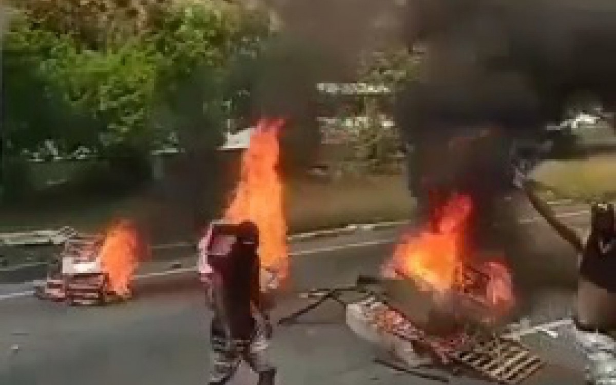 Manifestantes fugiram em direção ao Morro do Dezoito