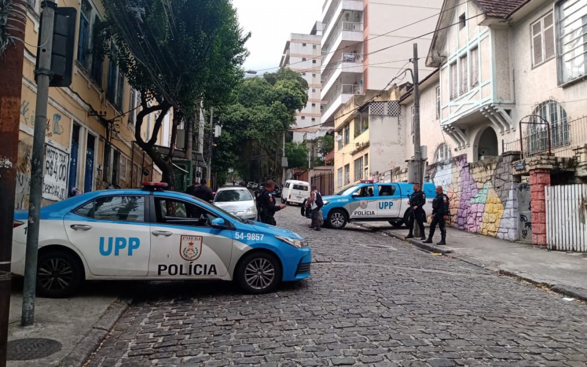 Policiais est&atilde;o desde as primeiras horas da manh&atilde; desta segunda-feira no Morro da Formiga - Reginaldo Pimenta / Ag&ecirc;ncia O Dia