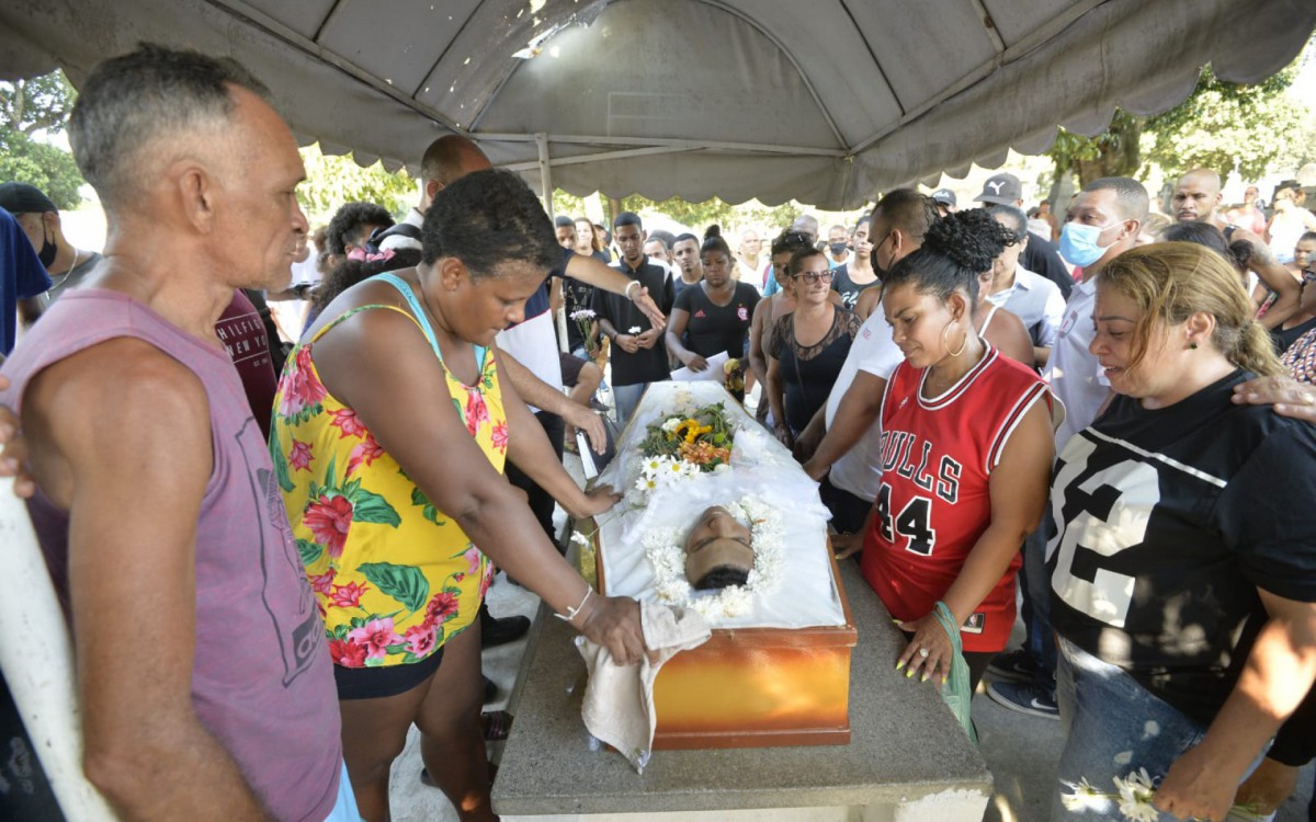 Corpo de Gilcemar da Silva, de 47 anos, &Atilde;&copy; enterrado nesta segunda-feira, no Cemit&Atilde;&copy;rio de Inha&Atilde;&ordm;ma, na Zona Norte do Rio