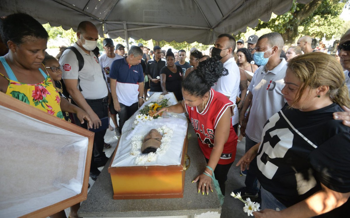 Corpo de Gilcemar da Silva, de 47 anos, é enterrado nesta segunda-feira, no Cemitério de Inhaúma, na Zona Norte do Rio - Fabio Costa/Agencia O Dia