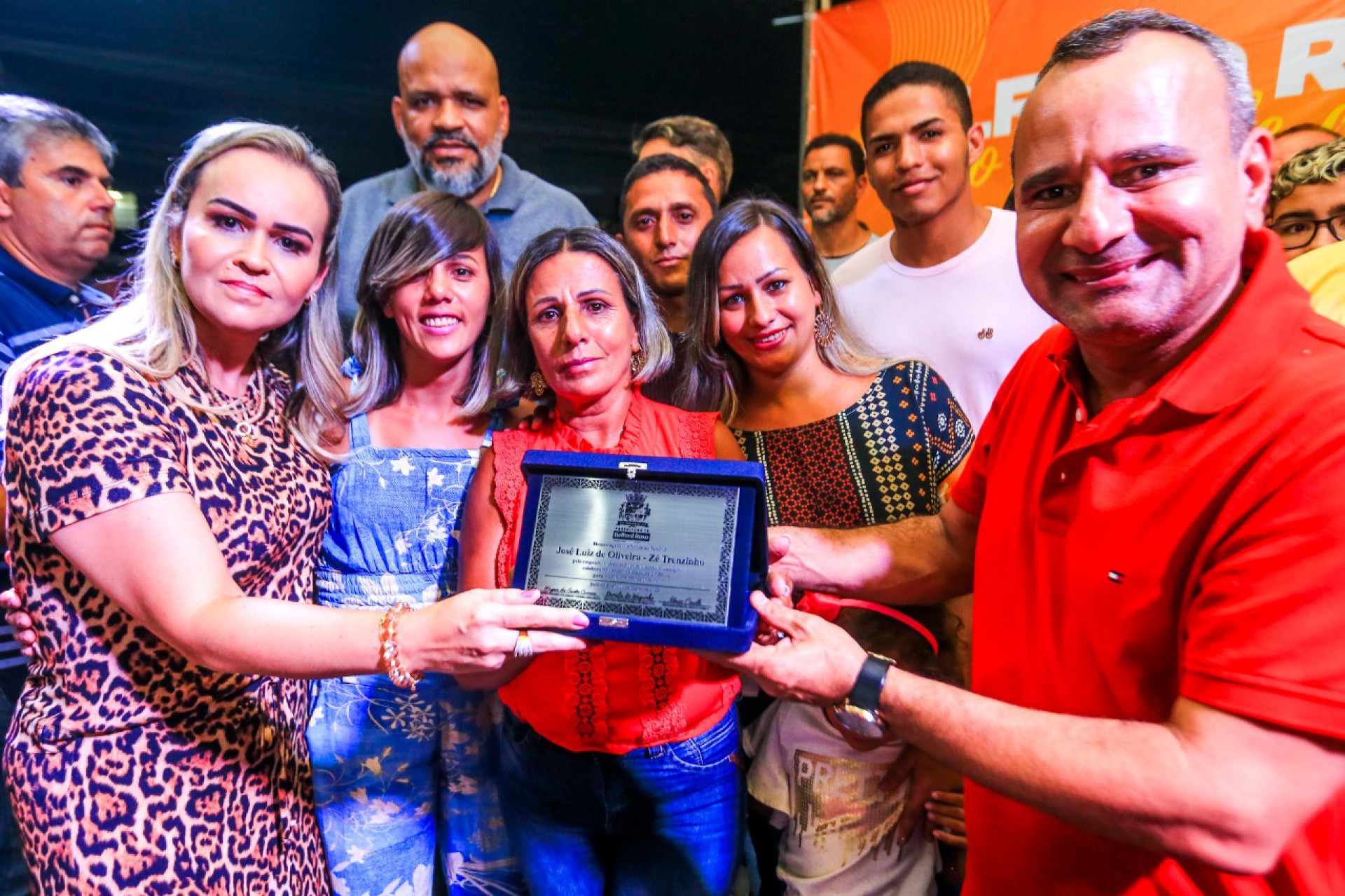 Deputada federal Daniela do Waguinho, vice-prefeito Marcelo Canella e prefeito Waguinho entregam uma placa &agrave; fam&iacute;lia de Z&eacute; do Trenzinho - Rafael Barreto / PMBR