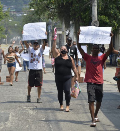Familiares e amigos de Gilcemir da Silva fazem protesto contra a morte do morador em Piedade, na Zona Norte do Rio - Fabio Costa/Agencia O Dia