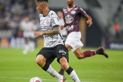 Flamengo mira ex-lateral do Corinthians para o lugar de Wesley