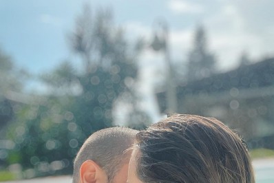 Carla Diaz e o namorado se beijam na piscina e trocam declarações na web: 'Conexão'