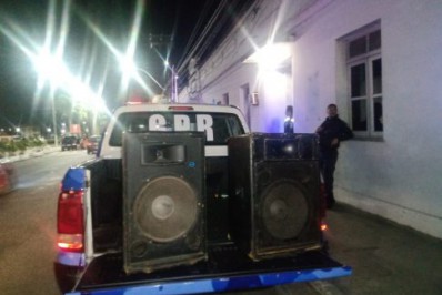 Fiscalização apreende equipamentos de som, e notifica bar, em São Pedro da Aldeia