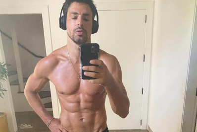 Sem camisa, Cauã Reymond exibe corpo escultural