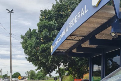 Motorista alcoolizado tenta fugir ao ser abordado e acaba colidindo em viatura da PRF na Itaperuna-Campos