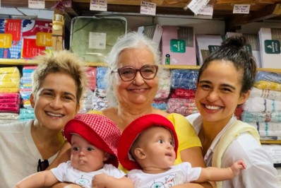 Nanda Costa leva filhas gêmeas para conhecer loja da bisavó