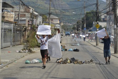 Familiares e amigos de Gilcemir da Silva fazem protesto contra a morte do morador em Piedade, na Zona Norte do Rio - Fabio Costa/Agencia O Dia