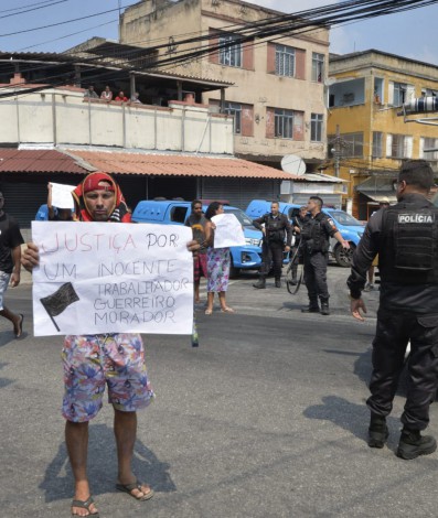 Familiares e amigos de Gilcemir da Silva fazem protesto contra a morte do morador em Piedade, na Zona Norte do Rio - Fabio Costa/Agencia O Dia
