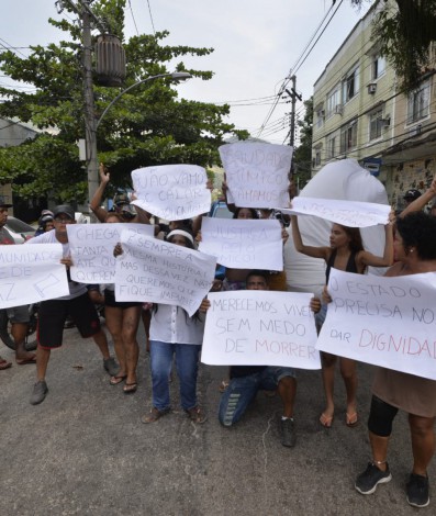 Familiares e amigos de Gilcemir da Silva fazem protesto contra a morte do morador em Piedade, na Zona Norte do Rio - Fabio Costa/Agencia O Dia
