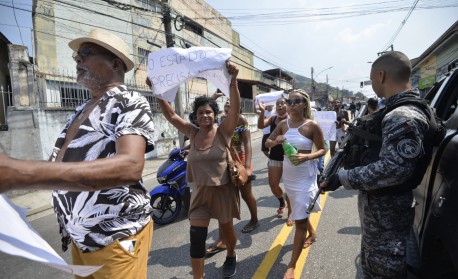 Familiares e amigos de Gilcemir da Silva fazem protesto contra a morte do morador em Piedade, na Zona Norte do Rio - Fabio Costa/Agencia O Dia
