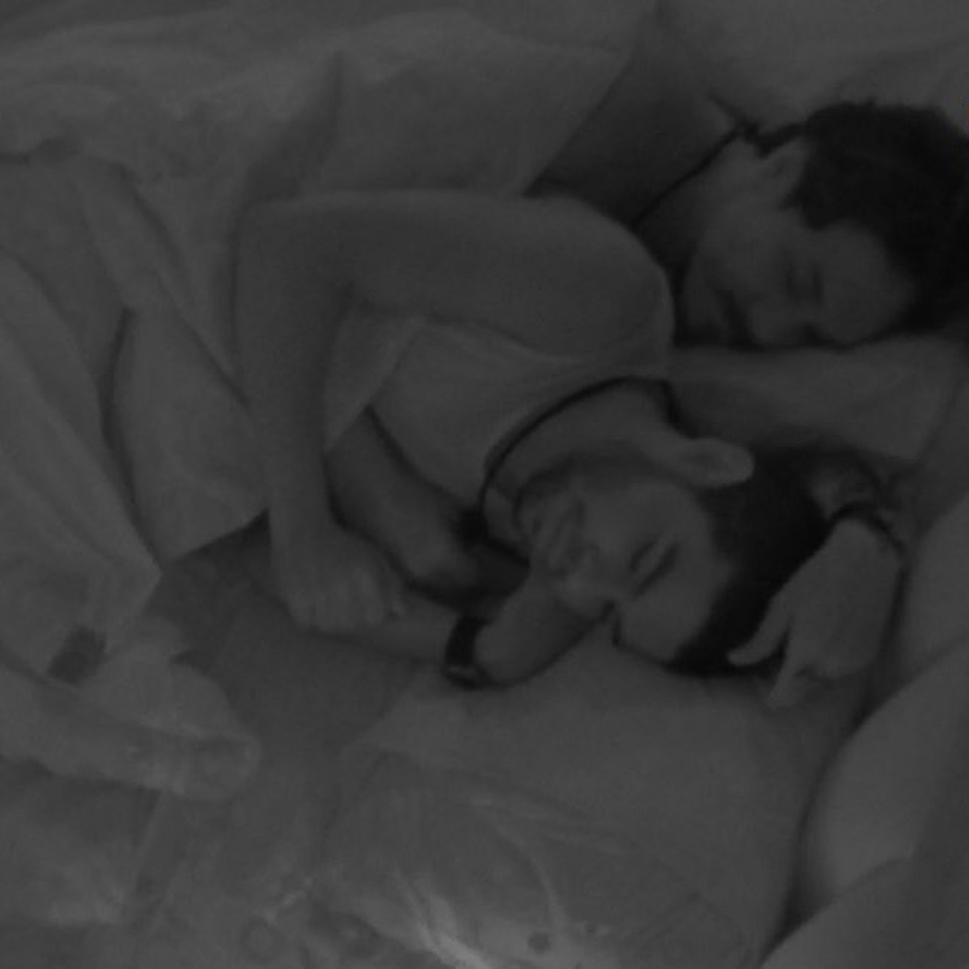 Eliezer e Vyni dormem de conchinha no quarto Lollipop - reprodução da TV Globo